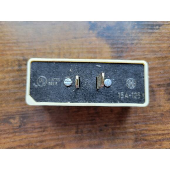 Vintage Ivory General Electric GE 922B 15A 125V 3-Plug Tri-Splitter - Picture 3 of 4